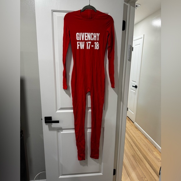 Givenchy Red FW 17-18 on front size medium - Picture 5 of 9